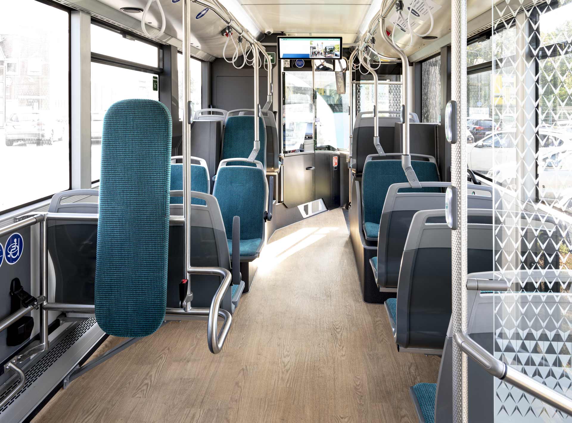 Blick zum Fahrerstand, links im Vordergrund gut zu sehen die Prallwand und Lehnhilfe für Begleitpersonen behinderter Fahrgäste.