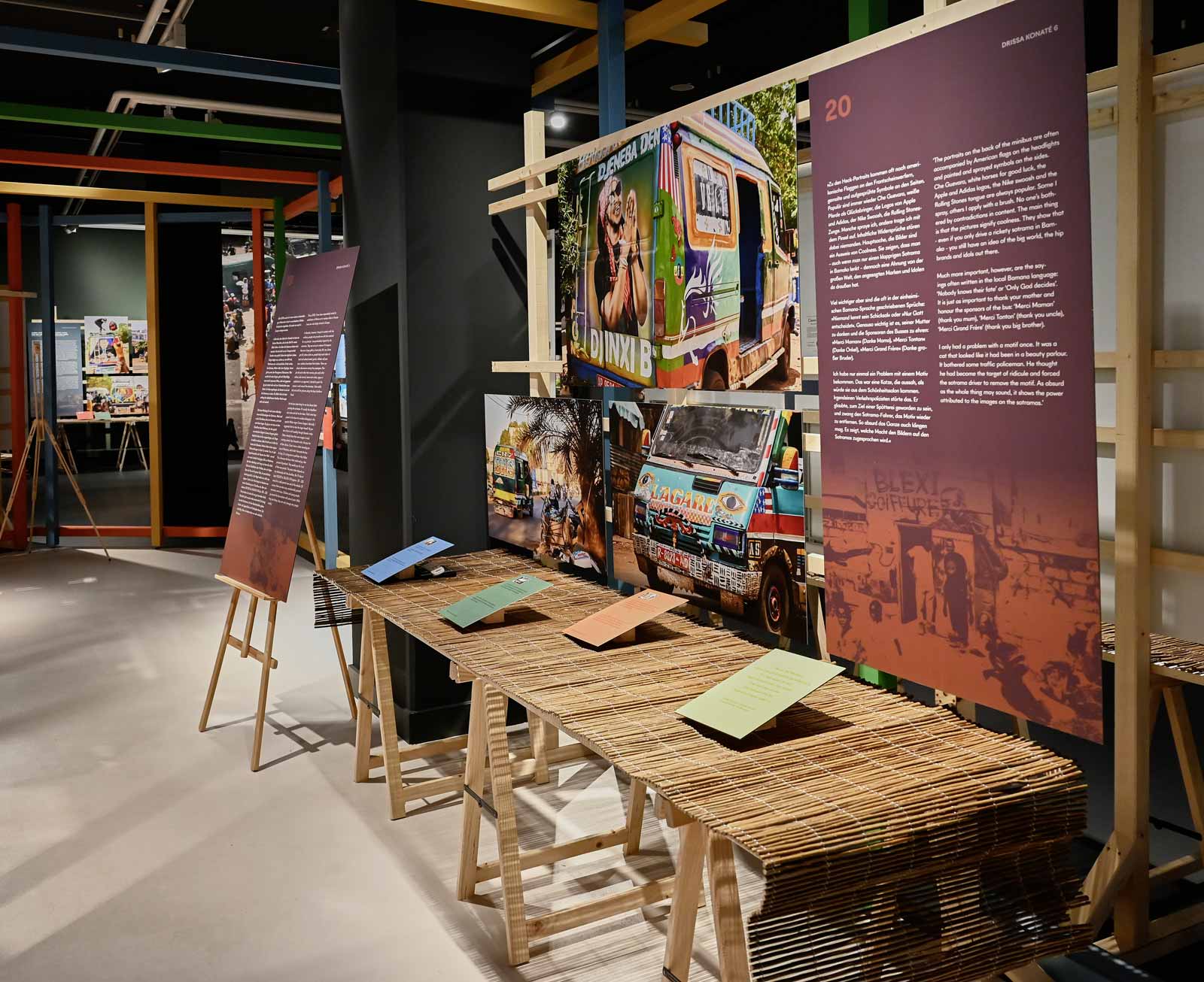 Detail Markstand mit Objektbeschriftungen und erläuternder Texttafel